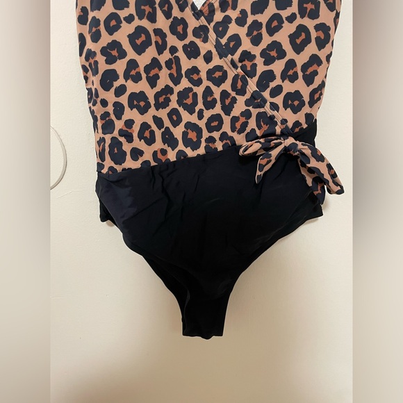 ✨Women’s Pink Lily One Piece Bathing Suit Size L - Picture 2 of 9